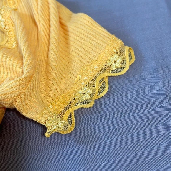 Urban Outfitters short sleeve yellow button down crop top with lace trim - Picture 4 of 7